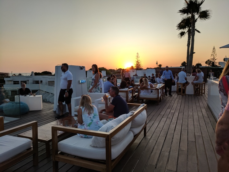 Die besten Rooftop-Bars an der Algarve: Sky Bar in Carvoeiro / Portugal